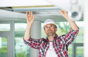 Technicien travaillant sur l'installation d'une VMC dans le plafond