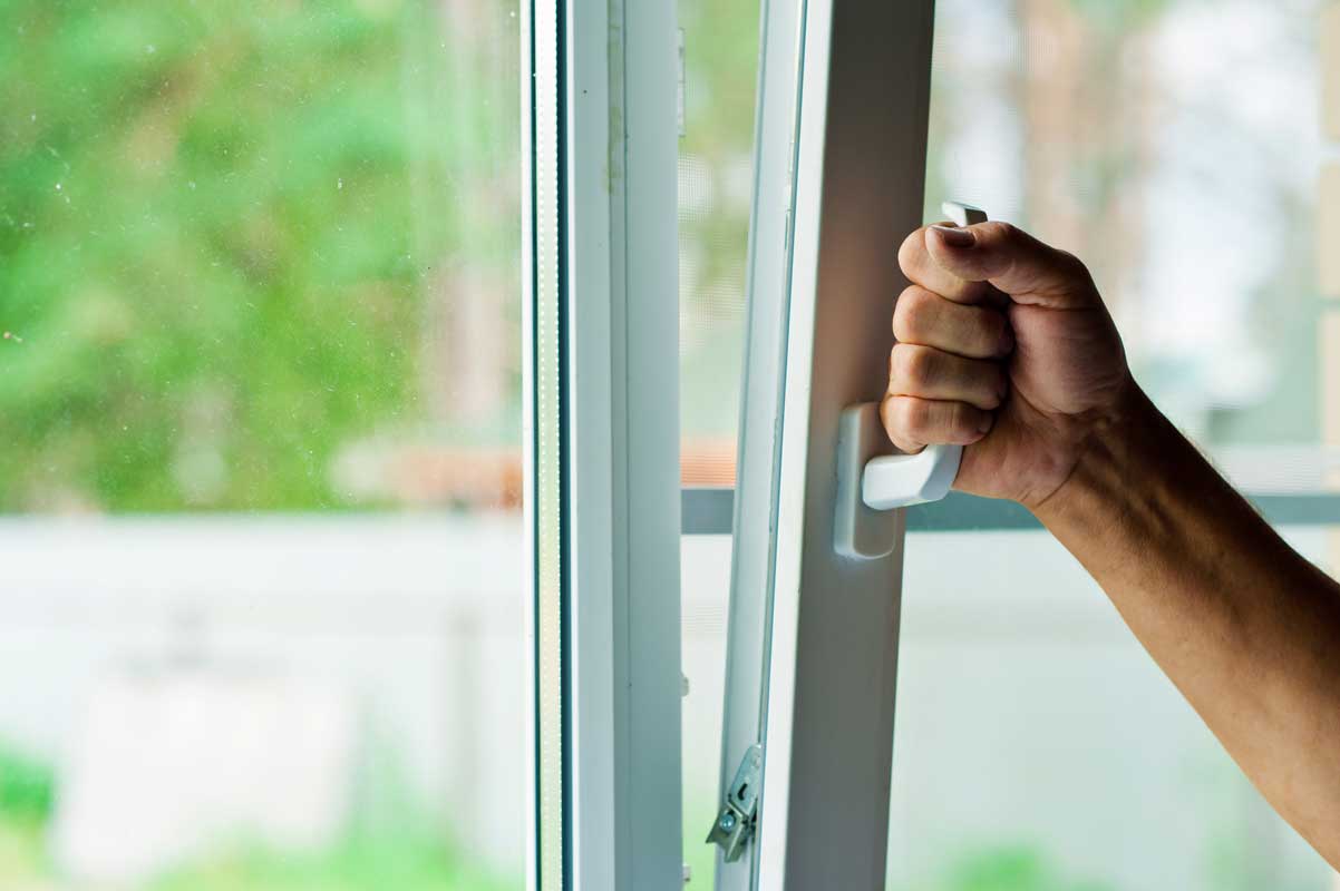 Ouvrir la fenêtre pour aérer son logement et chasser l'humidité