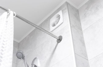 Bouche d'extraction de VMC dans une salle de bain